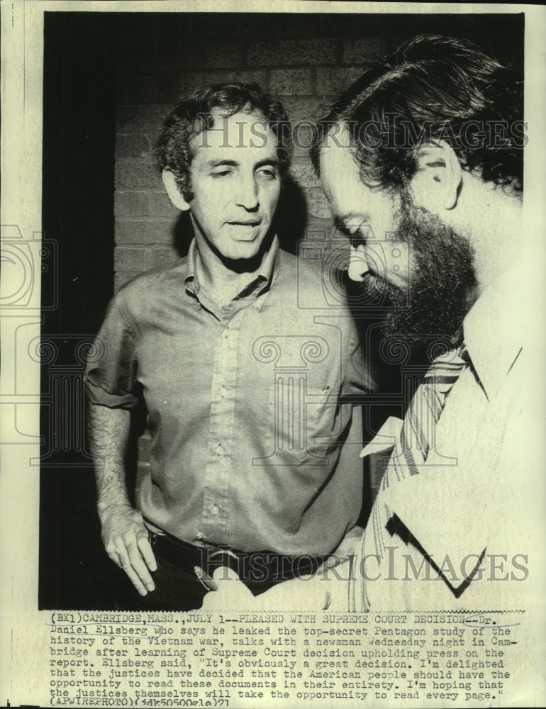 1971 Press Photo Dr. Daniel Ellsberg talks to newsman in Cambridge - now01538-Historic Images