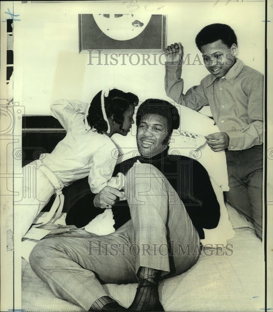 1970 Press Photo Jimmy Ellis offered moral support from daughter and son-Historic Images