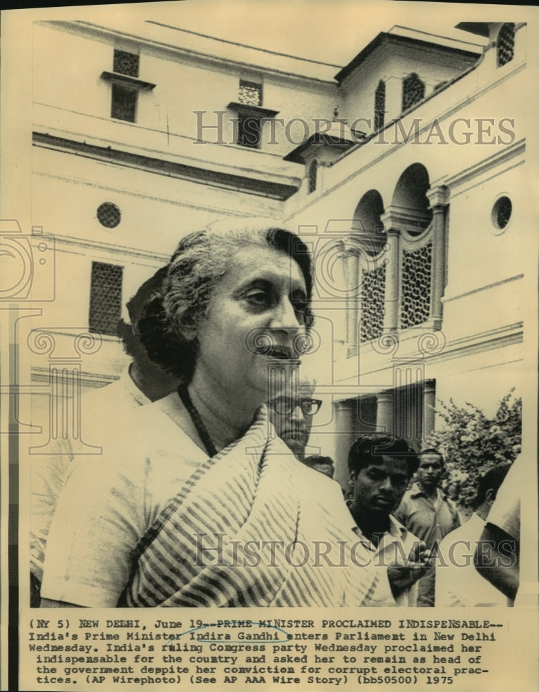 1975 India&#39;s Prime Minister Indira Gandhi enters Parliament. - Historic Images