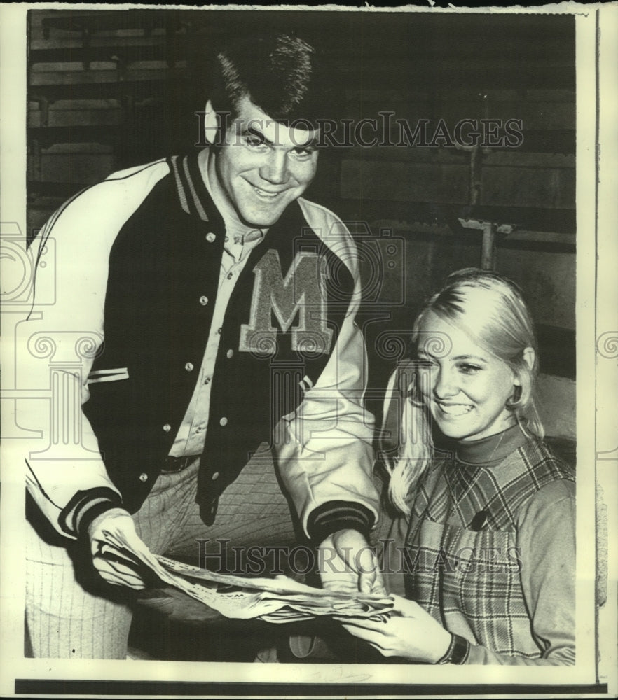 1970 Press Photo Hugh Eggersman &amp; Susan Courtney look at AP news article-Historic Images