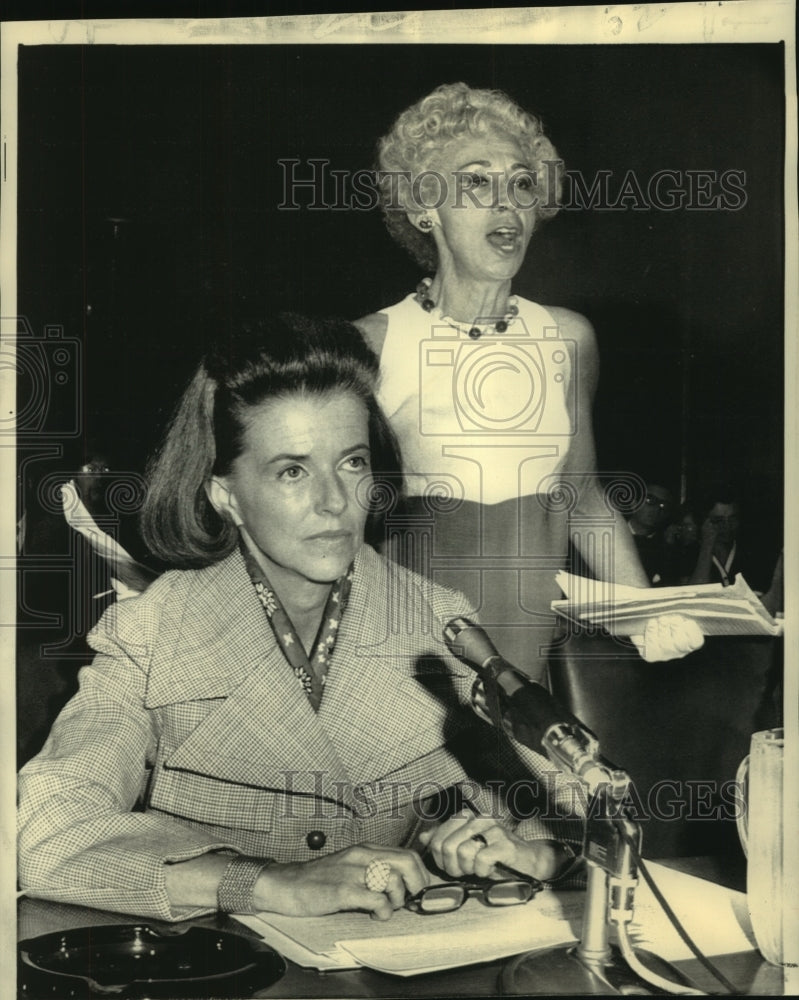 1959 Press Photo Dorothy Shinder interrupts testimony of Betty Furness - Historic Images