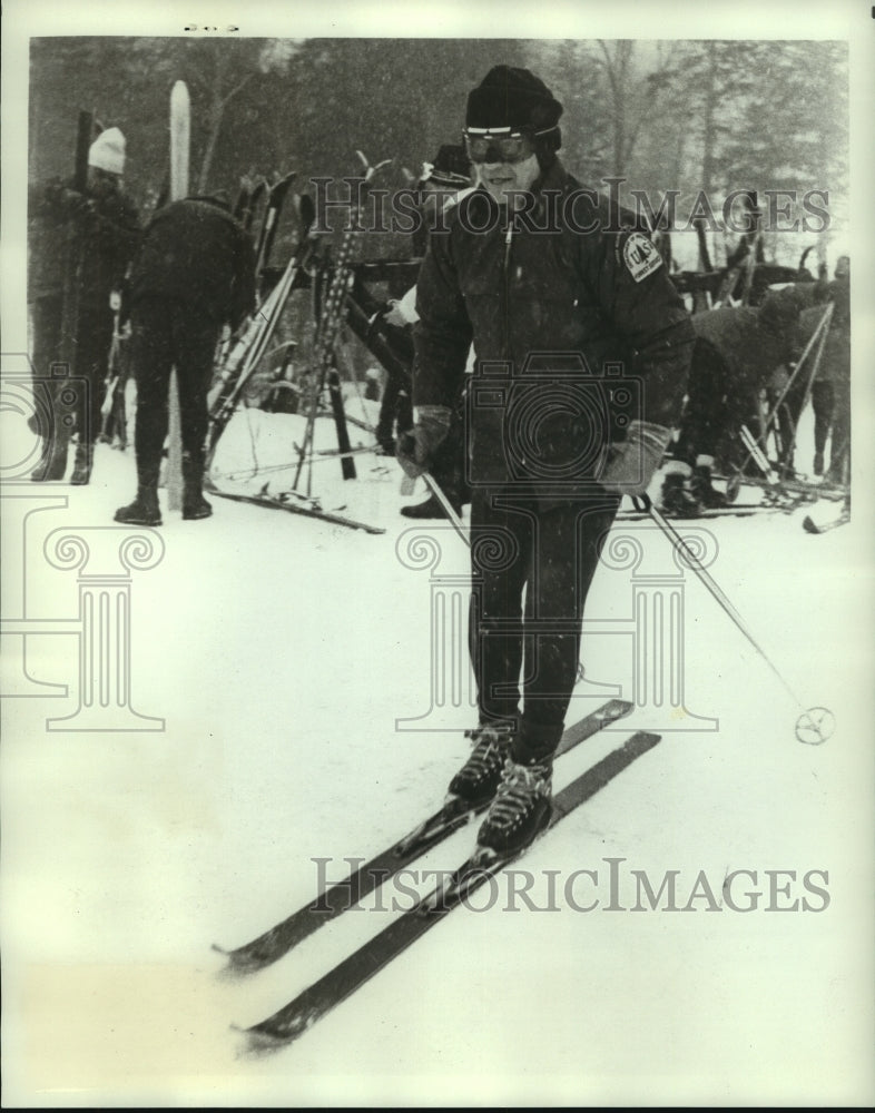 1968 Press Photo Secretary of Agriculture Orville Freeman on Vermont ski slopes-Historic Images