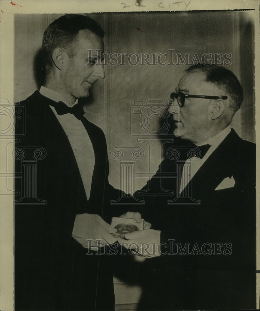 1946 Fitzpatrick of New Orleans States accepts Journalism award - Historic Images