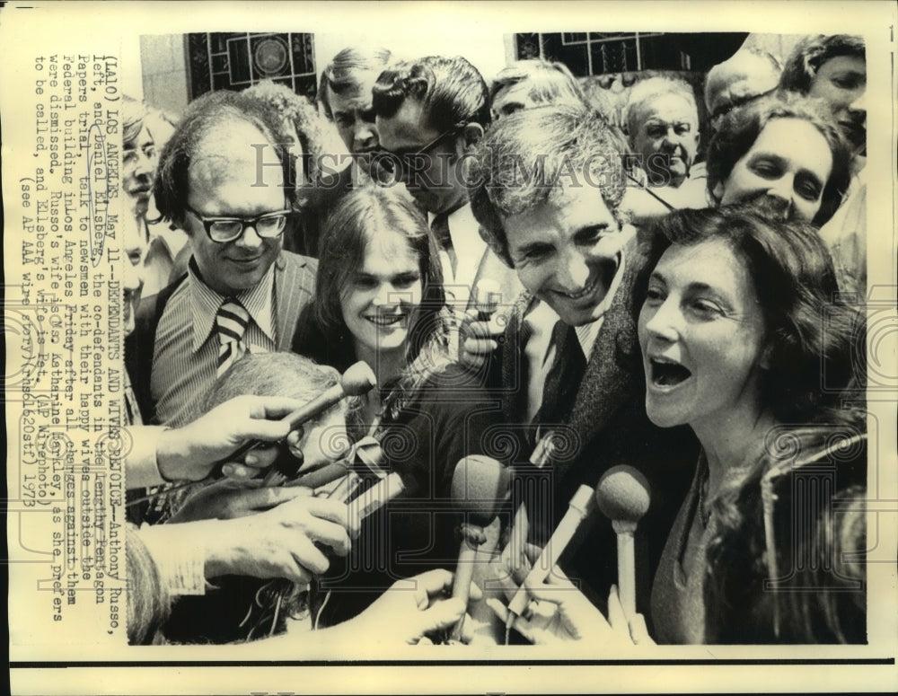 1973 Press Photo Ellsberg and Russo with wives outside Los Angeles Federal Bldg.-Historic Images