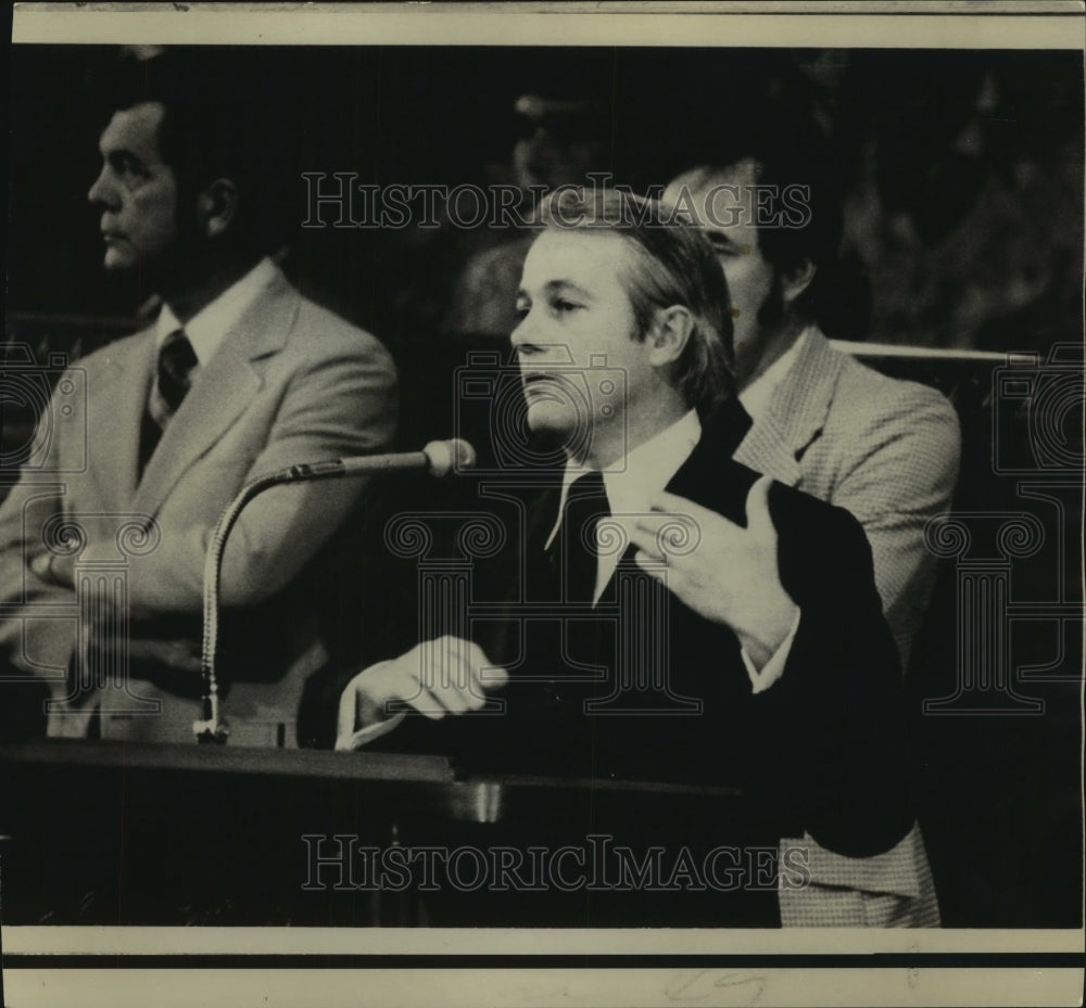 1975 Gov. Edwin Edwards makes a point Legislature joint session - Historic Images