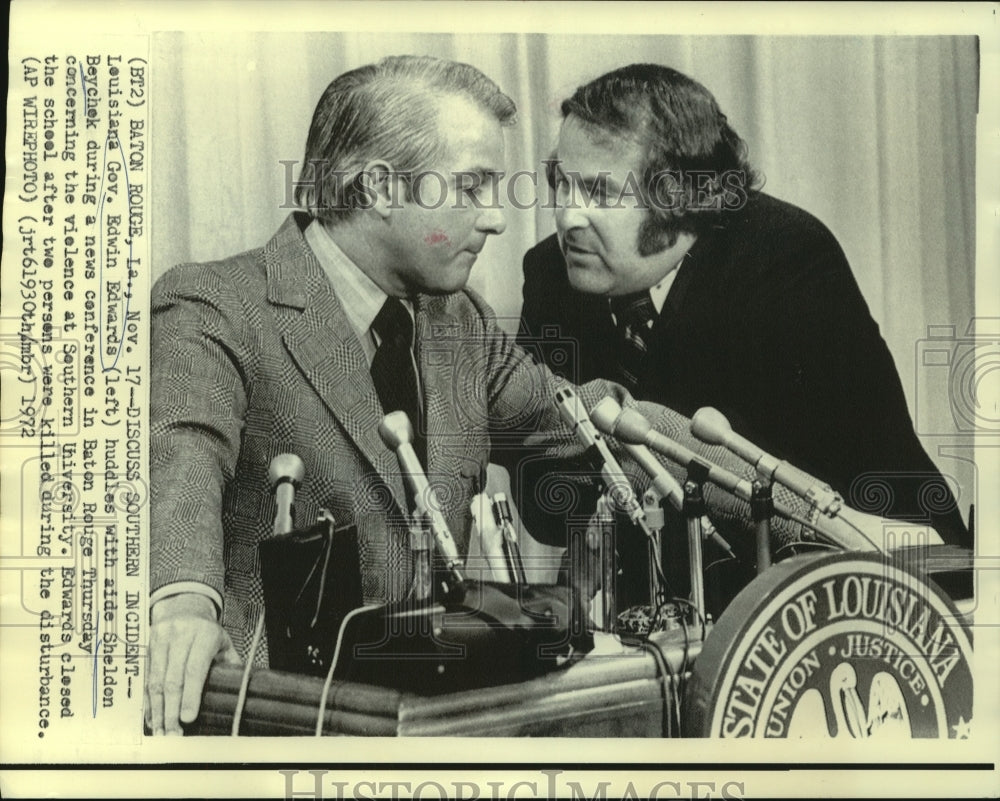 1972 LA Gov. Edwards & aide confer at news conference - Historic Images