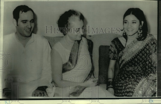 1974 Press Photo Prime Minister Gandhi with son Sanjay & his wife Menaka Anand-Historic Images