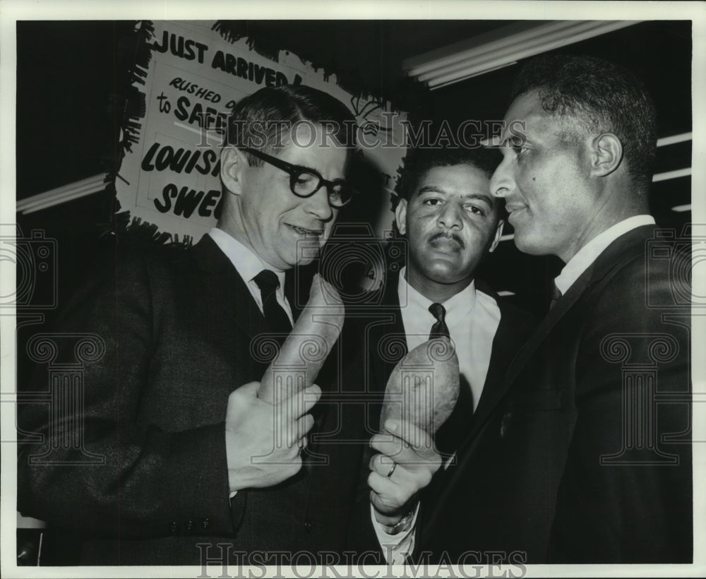 1967 Orville Freeman &amp; others look at sweet potatoes grown in LA - Historic Images