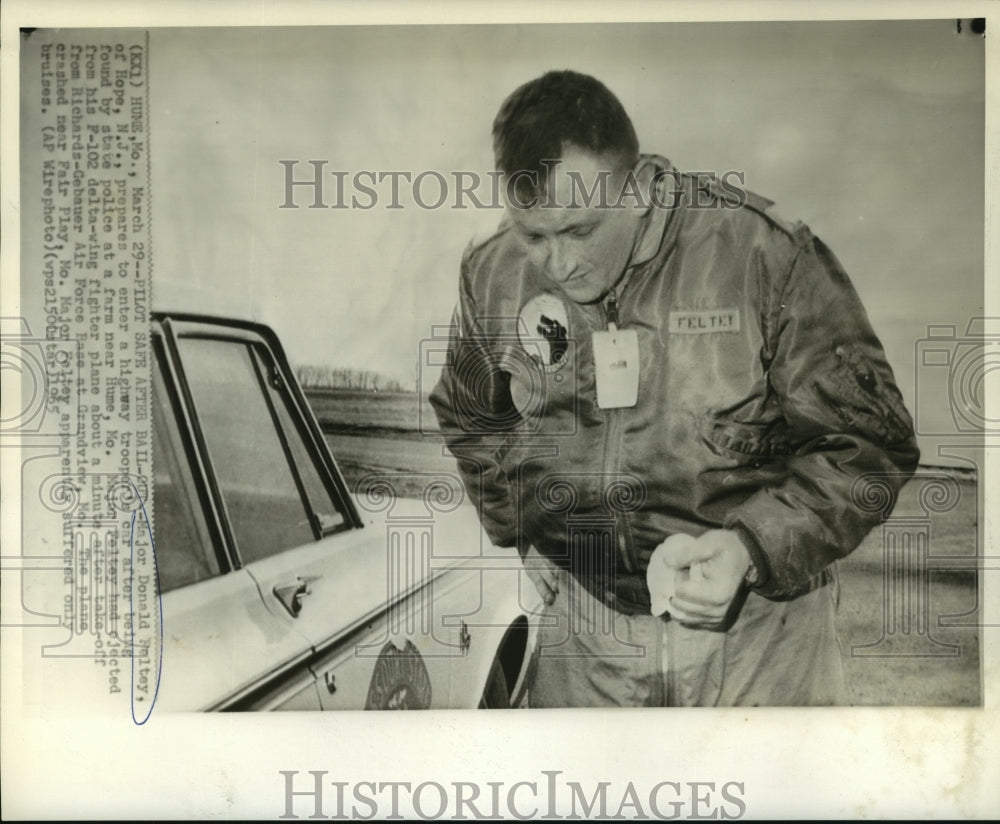 1965 Press Photo Major Donald Feltey after ejecting from F-102 delta-wing plane-Historic Images