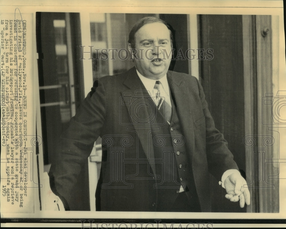 1975 David Friend leaving Connecticut courthouse - Historic Images