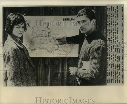 1962 Press Photo Bode & Lieselette shown in refugee camp after E. Berlin escape-Historic Images