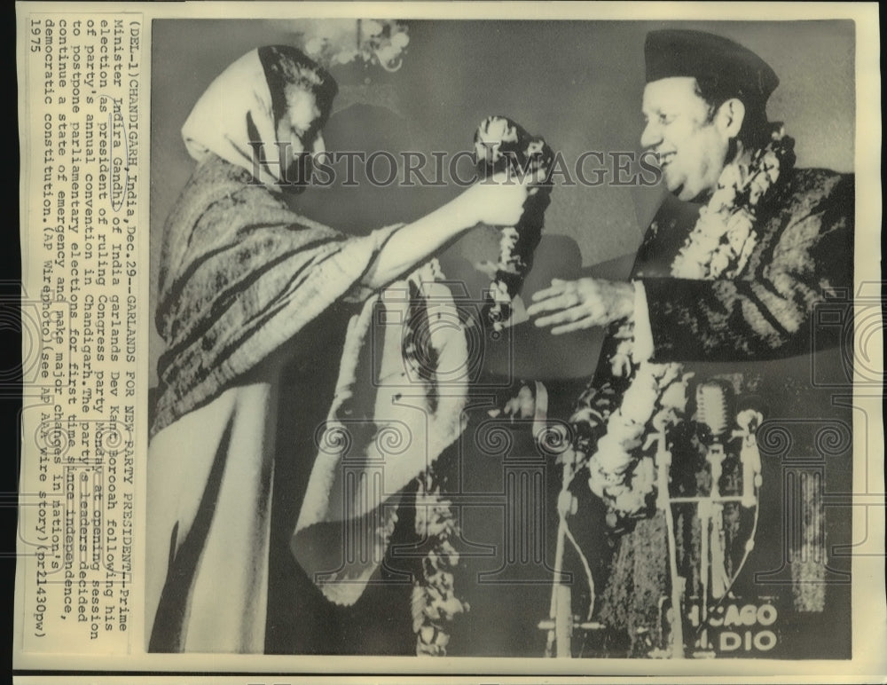 1975 Prime Minister Indira Gandhi presents garlands for new party - Historic Images