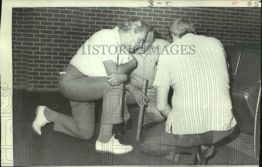 1973 Press Photo Lt. Gov. Fitzmorris & others confer in Morgan City auditorium-Historic Images