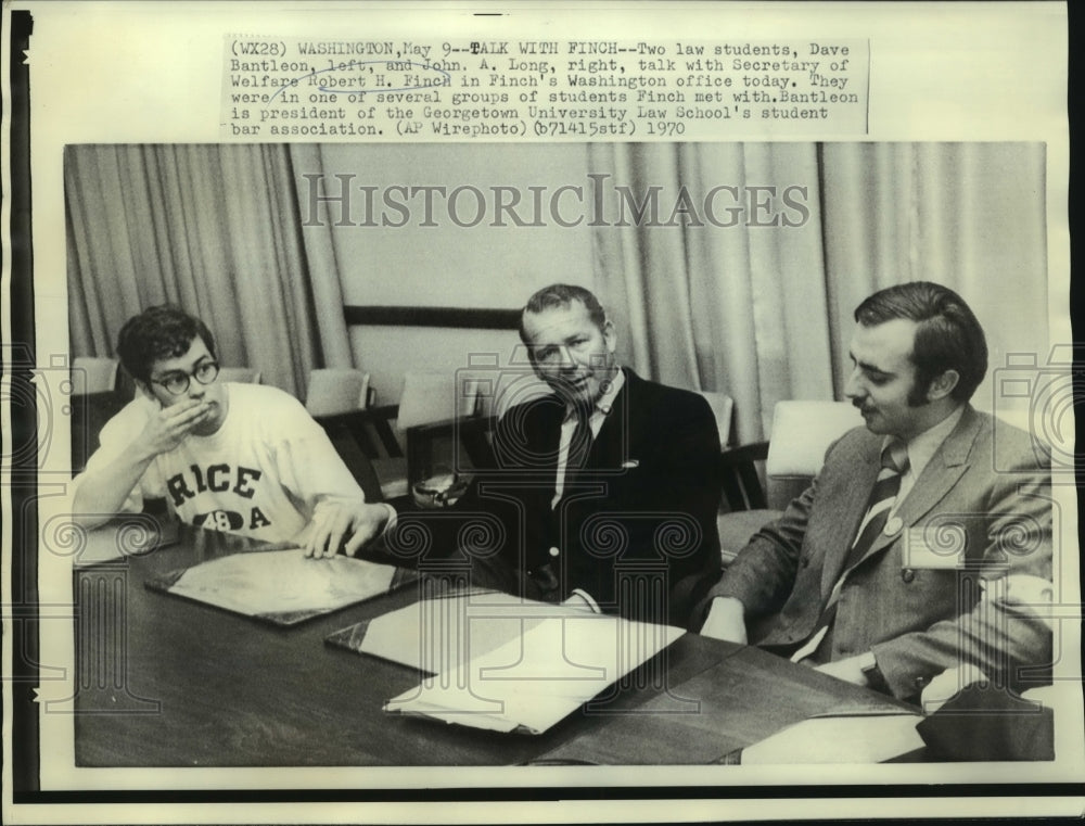 1970 Press Photo Law students meet with Secretary of Welfare Robert Finch-Historic Images