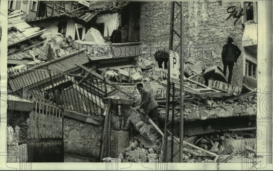 1970 Press Photo Gediz, Turkey earthquake survivors look for trapped victims-Historic Images