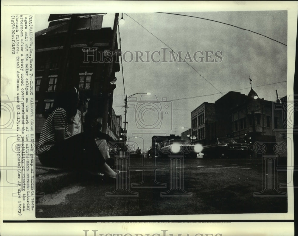 1970 Press Photo Valdosta teenagers wait on city&#39;s street for solar eclipse-Historic Images