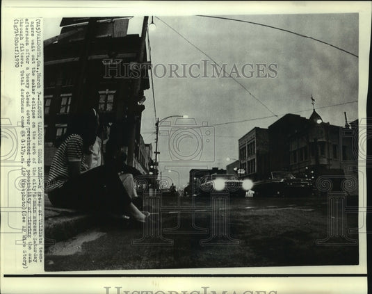 1970 Press Photo Valdosta teenagers wait on city's street for solar eclipse-Historic Images