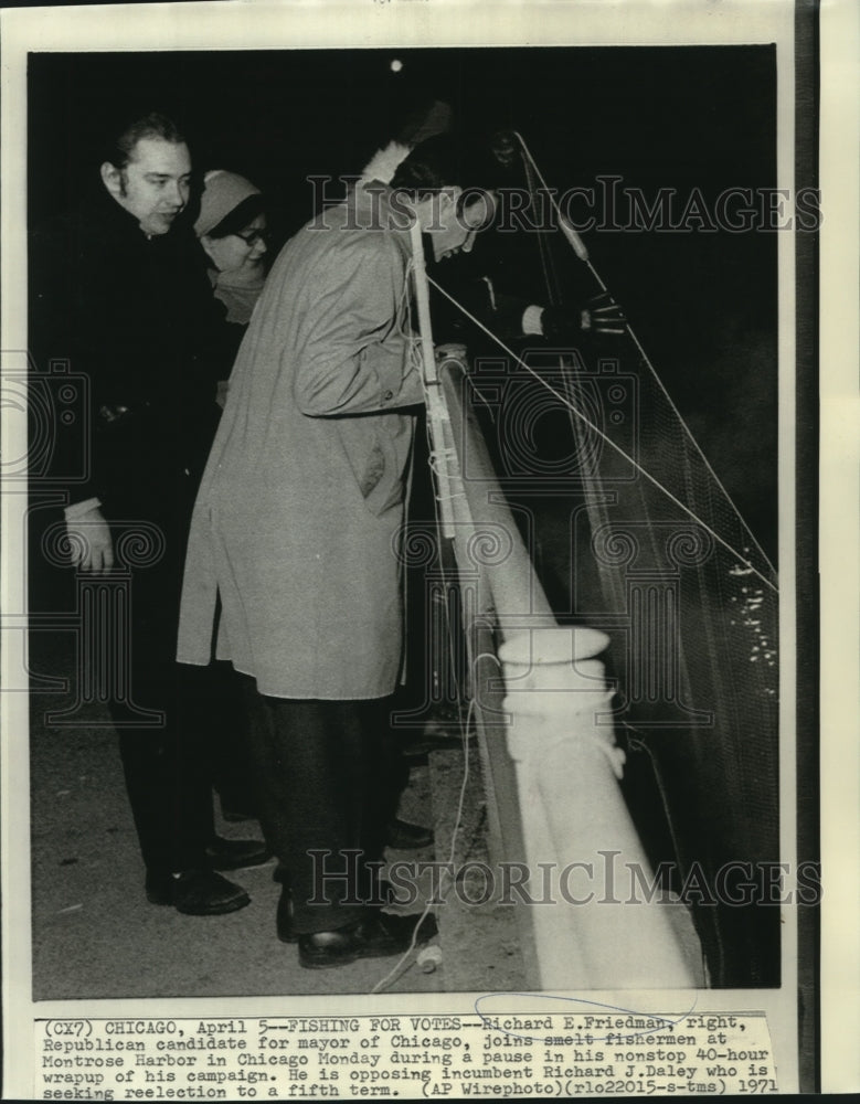 1971 Press Photo Richard Friedman, candidate for mayor, join Chicago fishermen-Historic Images