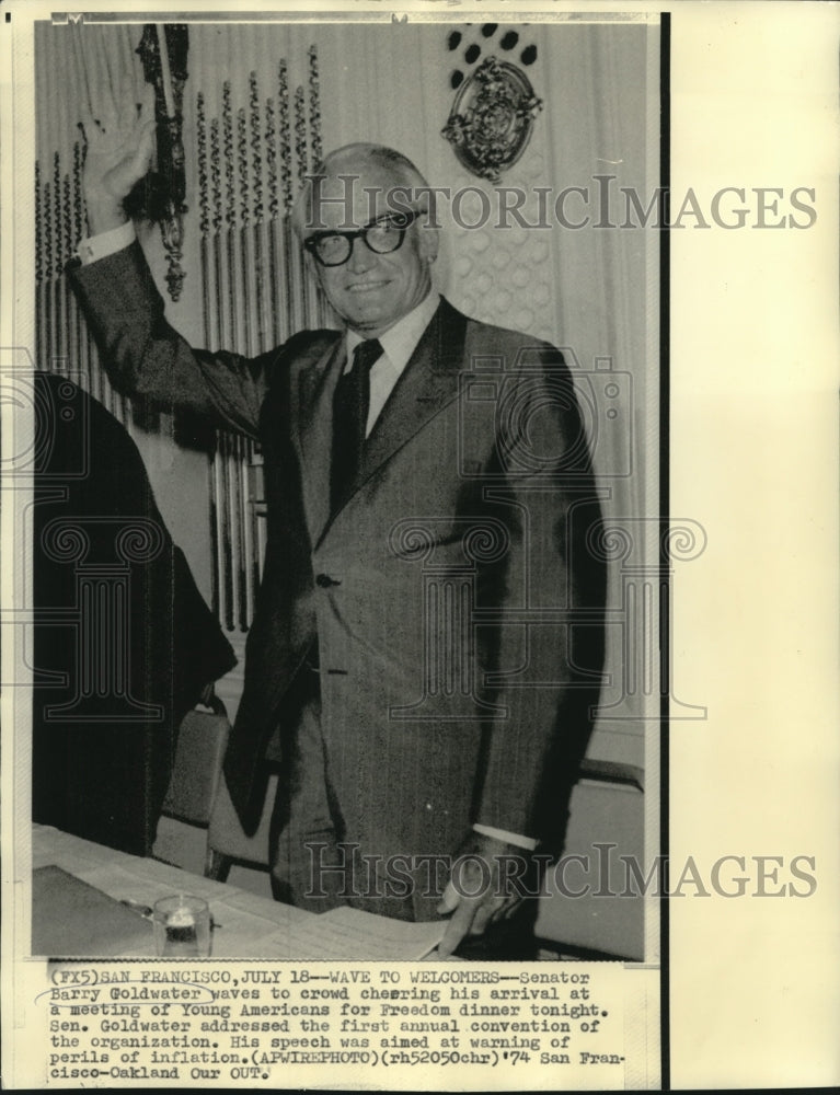 1974 Press Photo Senator Barry Goldwater waves at Young Americans dinner.-Historic Images