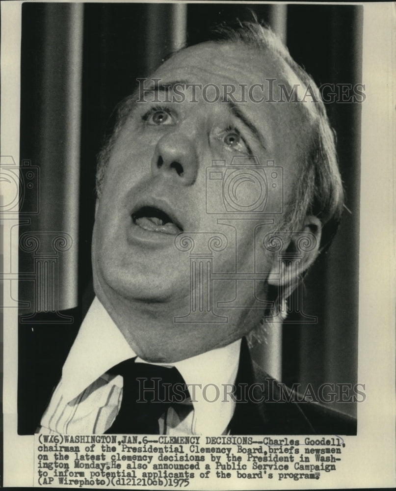 1975 Charles Goodell briefs newsmen latest clemency decisions - Historic Images