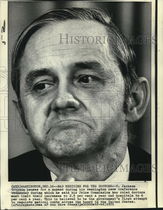 1971 Press Photo Jackson Grayson pauses during Washington news conference-Historic Images
