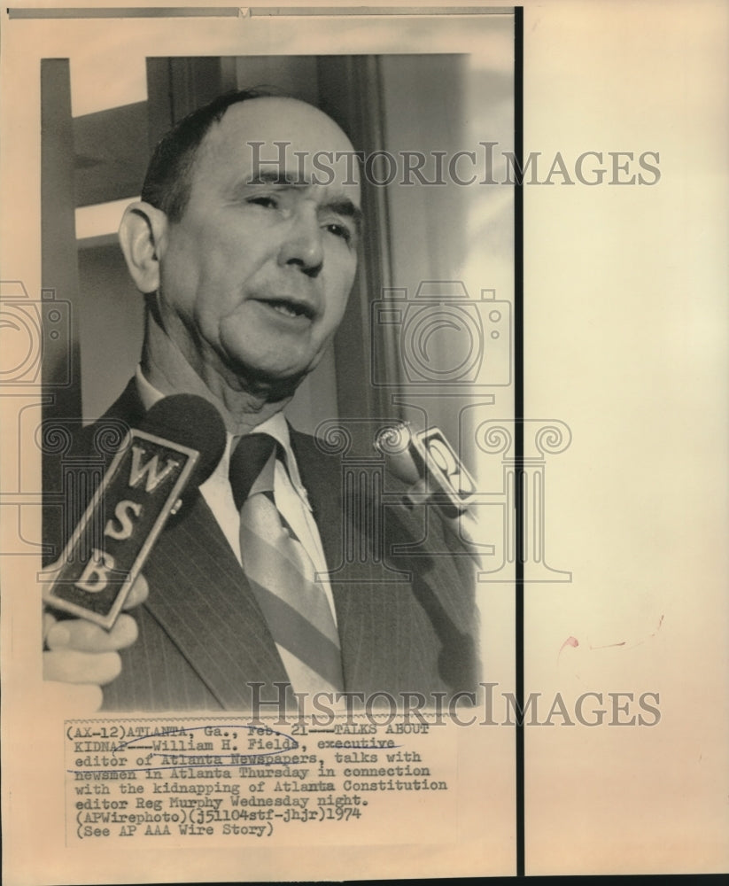 1974 William Fields of Atlanta newspapers talk with newsmen - Historic Images