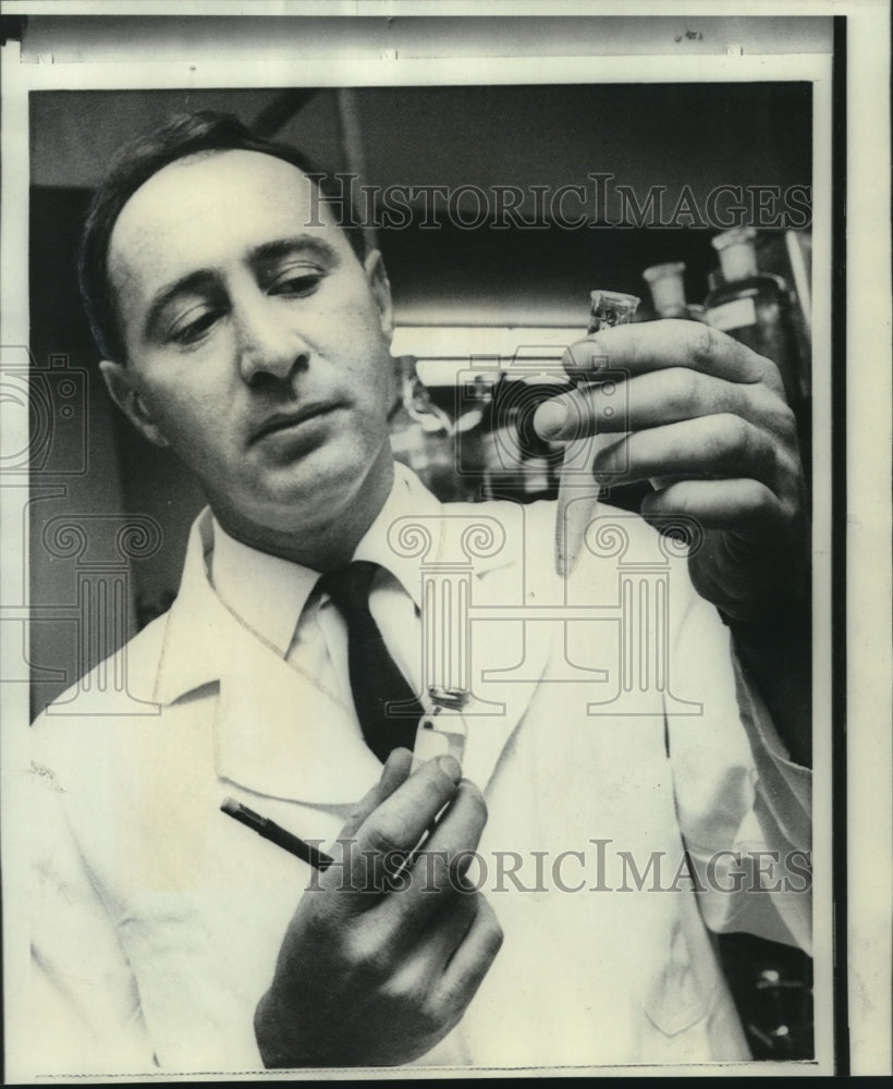 1966 Press Photo Dr. Eugene Fox in his La Rabida-University, Chicago laboratory-Historic Images