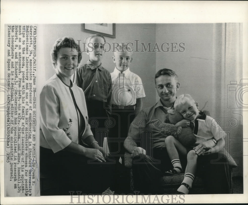 1965 Dr. Owen Garriott, space scientist shown with his family - Historic Images