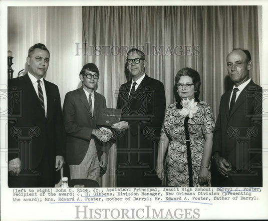 1969 Press Photo Darryl J. Foster & others at his presentation of award-Historic Images