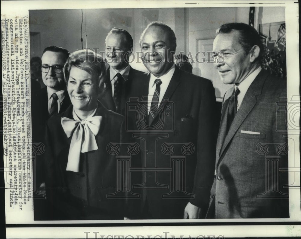 1969 Press Photo Secretary of HEW Robert Finch with his top aides at White House-Historic Images