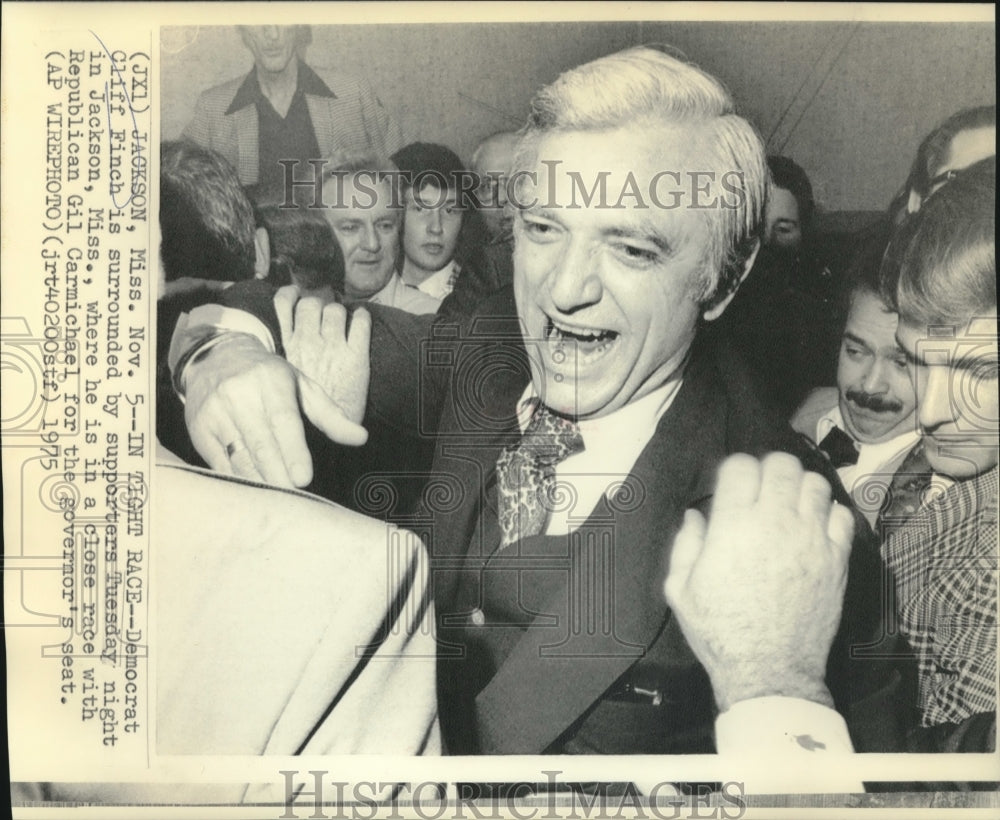 1975 Press Photo Mississippi Governor candidate Cliff Finch with supporters-Historic Images