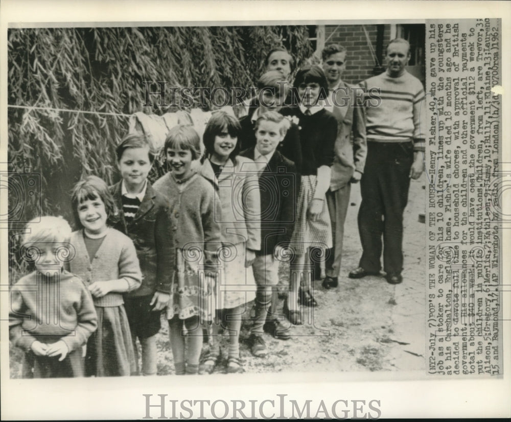 1962 Henry Fisher cares for his 10 children on $40 a week - Historic Images