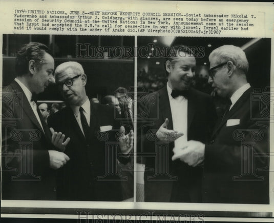1967 Press Photo Soviet Fedorenke & Ambassador Goldberg chat at U.N. session-Historic Images