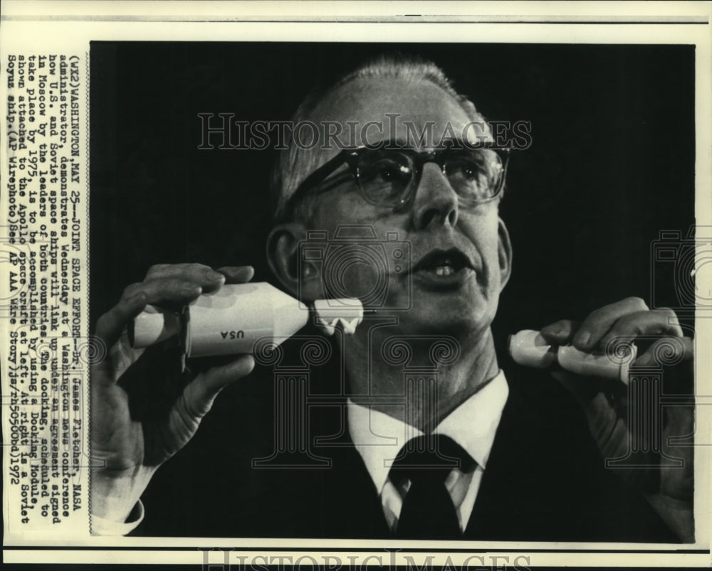 1972 Press Photo Dr. James Fletcher demonstrates docking procedure to newsmen-Historic Images