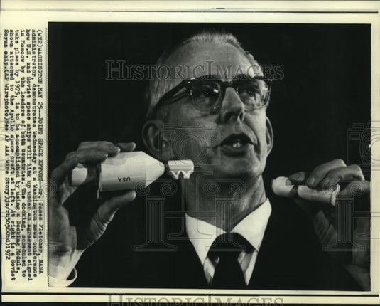 1972 Press Photo Dr. James Fletcher demonstrates docking procedure to newsmen-Historic Images