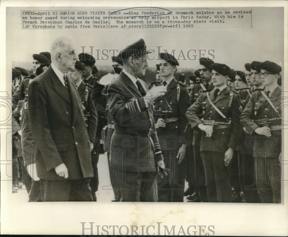 1965 Press Photo King Frederick with de Gaulle, salutes French honor guard-Historic Images