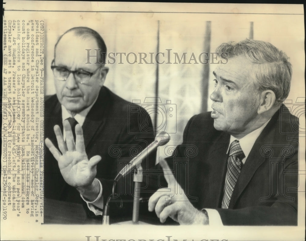 1970 Press Photo Douglas Fraser &amp; Art Hughes of UAW with newsmen in Detroit - Historic Images