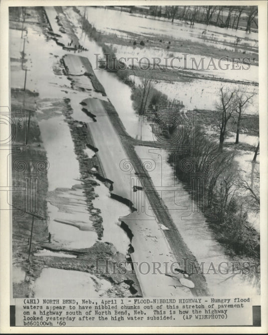 1960 Press Photo Flood nibbled highway south of North Bend, Nebraska.-Historic Images