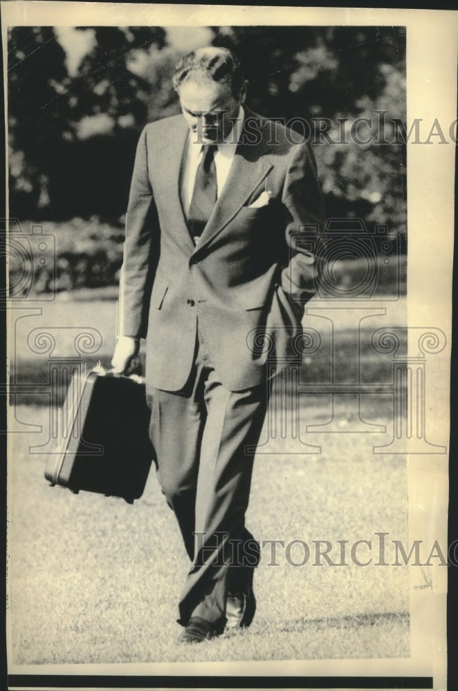 1974 Alexander Haig walks across White House lawn - Historic Images