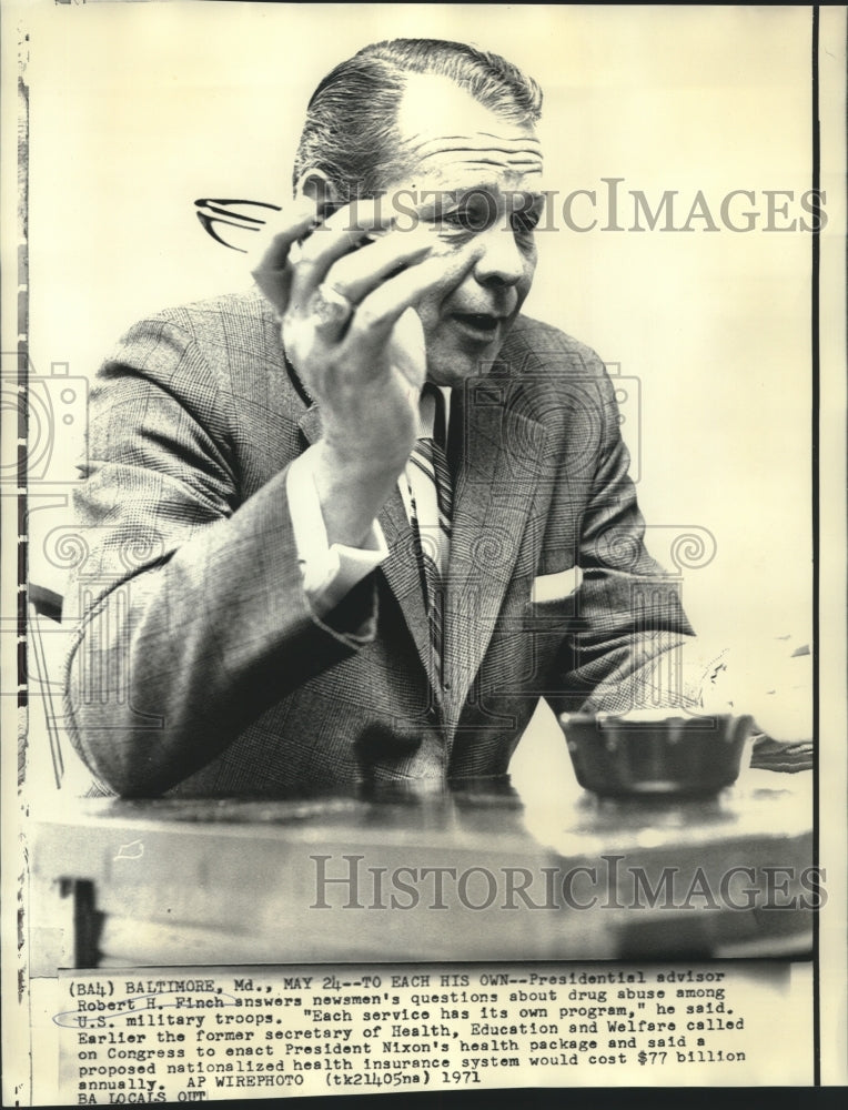 1971 Presidential adviser Robert Finch answers newsmen&#39;s questions. - Historic Images