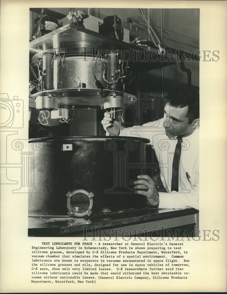 1961 Press Photo General Electric researcher test lubricants for space-Historic Images