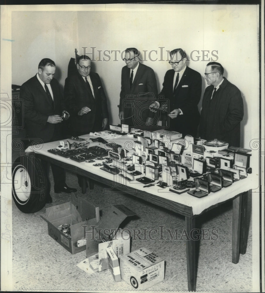 1969 Sheriff Bailey Grant &amp; others view recovered stolen jewelry - Historic Images