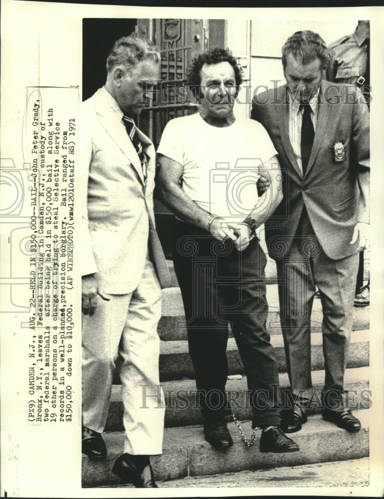 1971 Press Photo Federal marshals escort John Peter Grady from Federal Building-Historic Images