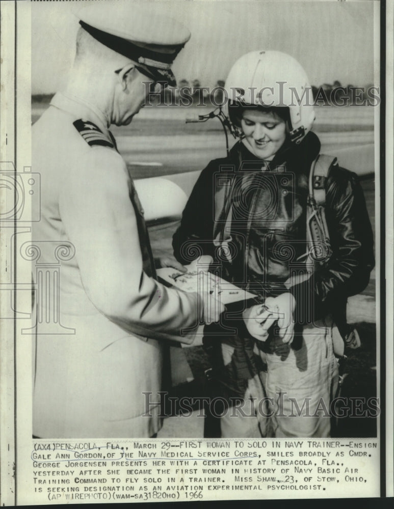 1966 Press Photo Ensign Gale Ann Gordon presented certificate by Cmdr. Jorgensen-Historic Images