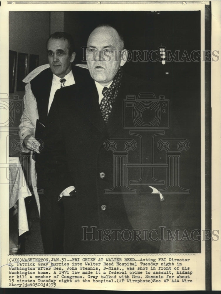 1973 Press Photo Acting FBI Director Patrick Gray rushes into Walter Reed-Historic Images