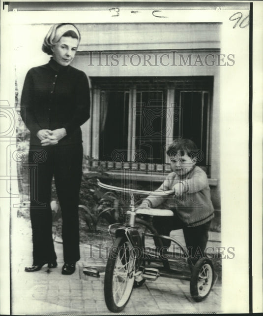 1970 Press Photo Kidnapped Brazilian Aloysio Gomide's son and wife in Montevideo-Historic Images