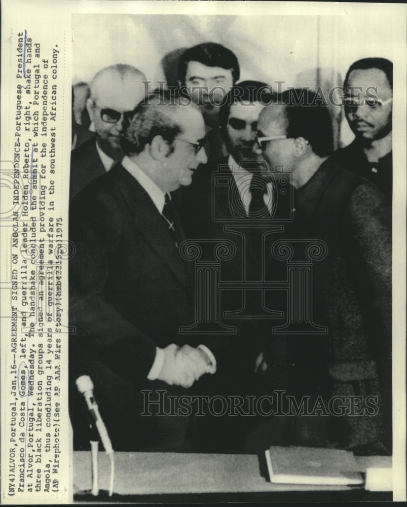 1975 Portugal's President Gomas and guerrilla leader Roberto shake - Historic Images