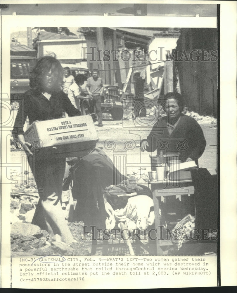 1976 Guatemalan earthquake survivors with belongings outside homes - Historic Images