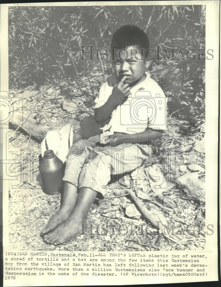 1976 Guatemalan earthquake survivor with water, tortilla and a hat - Historic Images