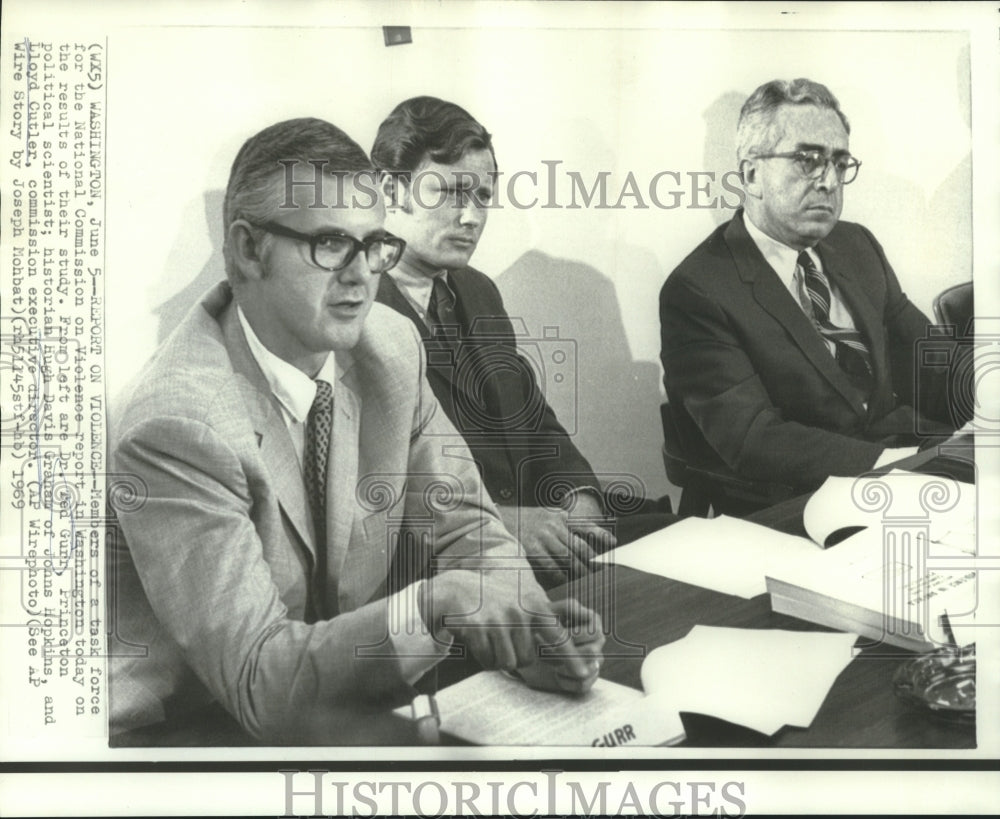 1969 Press Photo Dr. Ted Gurr &amp; other members of National Commission on Violence - Historic Images